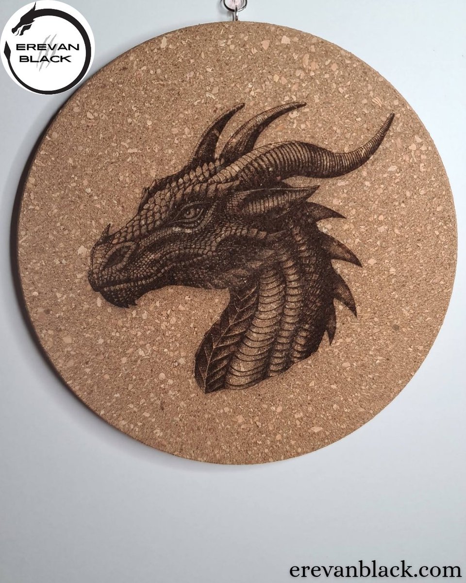 erevan_black's tweet photo. Dessous de plat circulaire en liège 
Modèle "Dragon"
Retrouvez nos créations sur https://t.co/955lxdUp2F 
#artisanat #fantasy #auteur https://t.co/DDYJp1CCds
