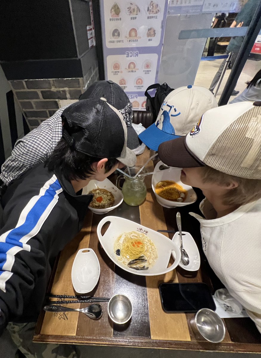 MatchaStar0421's tweet photo. Jeongwoo, JL, Steven, and Juwon had a fun little day at COEX, eating good food and shopping together! 🛍️🍴💚 https://t.co/aHf9jhwedB