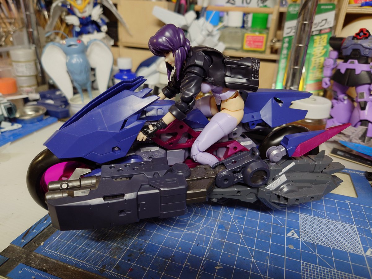 mistiv1212's tweet photo. 日を跨いだがνガンダムの日だったらしい
外装付けるか付けないか考えてる内に少佐が出来ました
案外バイクに乗る姿がしっくりしてますが、いくら義体でもこんなハイレグなレオタードみたいな服でバイクに乗る人は居ないと思ったよ
でνガンダム何処行った？ https://t.co/l6kT8bafPS
