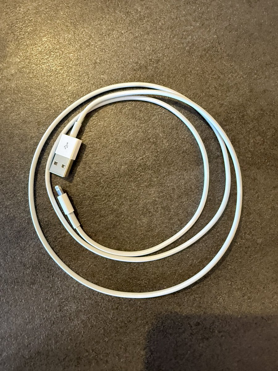 Romy__Czne's tweet photo. Formidable @vinted 

8 ou 9 ans de ventes, 298 notes, toutes 5 étoiles sauf 1 seule a 4 étoiles.

On me ban du jour au lendemain pour une soi disant contrefaçon sur un pauvre cable d’Iphone vendu 5€ (je ne m’inquiète pas, c’est un idiot de bot)

on fournit donc des photos détaillées du câble, et la réponse: Ban définitif confirmé.
Pas la moindre preuve réelle. 

Voici le câble contrefait en question en photo. Vous parlez de respect de vos utilisateurs…le respect, c’est à minima de ne pas accuser sans preuve formelle les gens. 

Si vous pouviez relayer, histoire qu’ils voient, merci bcp