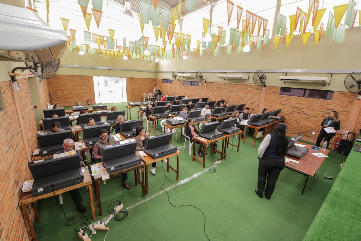 TSJE_Py's tweet photo. 📌 La jornada abordó el uso y manejo de las máquinas de votación, así como las funciones de los miembros de Mesas Receptoras de Votos, coordinadores de locales de votación, apoderados, veedores, soporte técnico y capacitadores de local.🧵 https://t.co/XcdvMIa3T5