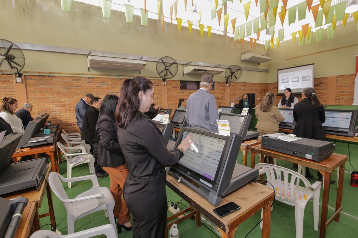 TSJE_Py's tweet photo. 📌 La jornada abordó el uso y manejo de las máquinas de votación, así como las funciones de los miembros de Mesas Receptoras de Votos, coordinadores de locales de votación, apoderados, veedores, soporte técnico y capacitadores de local.🧵 https://t.co/XcdvMIa3T5