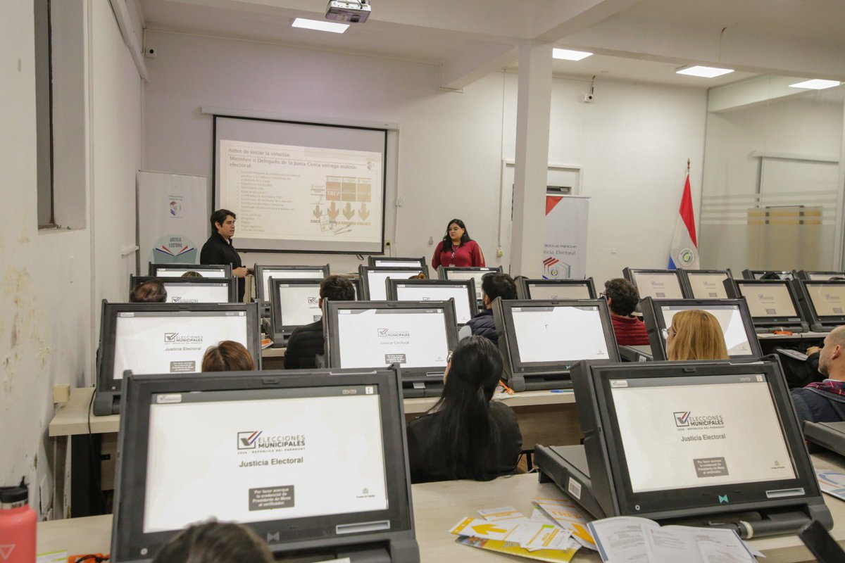 TSJE_Py's tweet photo. ➡️ La capacitación estuvo a cargo del Centro de Información, Documentación y Educación Electoral (CIDEE).

#OperativoDemocracia
#EleccionesMunicipales2026
#JusticiaElectoralPy🇵🇾
#PromotoresdelaDemocracia https://t.co/qKc9Lvgqfj