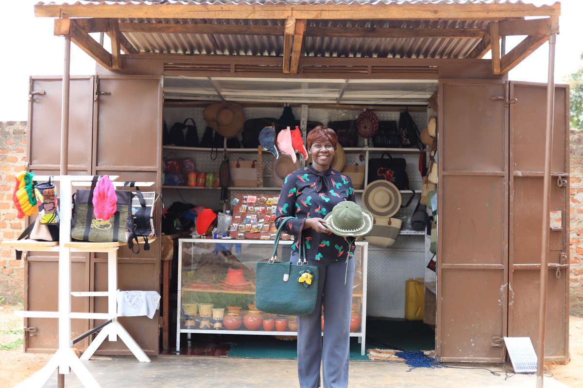 Emyooga_Program's tweet photo. From a UGX 1.2 million Emyooga loan to owning her own craft shop, Cecily Matelewa’s journey shows how access to affordable financing can help turn a small business into a source of income and opportunity.
🎥 Watch her story: https://t.co/sGI7ybmy7p
#Emyooga #WomenEntrepreneurs https://t.co/h0P6hpD5ag