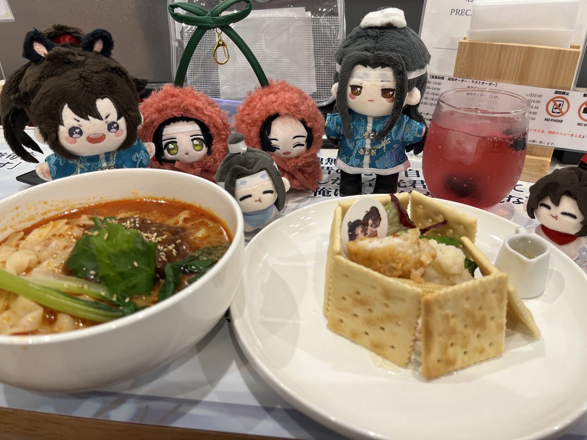 s45c_tmo's tweet photo. 茶屋出張所参戦！師姉のドリンクが期限間近だったので頼んだけど可愛らしく甘かった。風呂桶は今回もしょっぱ系でありがたい🙏 https://t.co/kI0og5fEdg