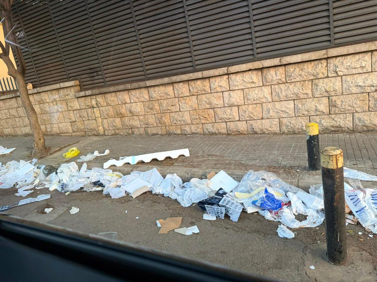 jamalfayad's tweet photo. فيه ناس بتشتري شقة بملايين الدولارات لأن المنطقه راقيه ومرتبه وحلوه وكلاس …
والدوله تتقاضى أضعاف مضاعفة من الرسوم لأن الشقه غاليه وكلاس …
ولكن المسؤولين الفاشلين والتافهين والكسالى والمهملين والبلا كفاءة بيحولوها الى منطقة وسخة ونتنة مث��هم (محافظ ورئيس بلدية وبمختلف المناصب التي لا يستحقوها والمبهبطه عليهم كتيييير  …
هذه منطقة الجناح(خوري هوم) حيث لا ذوق ولا فهم ولا نظافة… حيث الوساخة في كل واحد يرضى بهذا المشهد!
قريباً سأذهب وأصوّر لكم النتانة لايڤ …