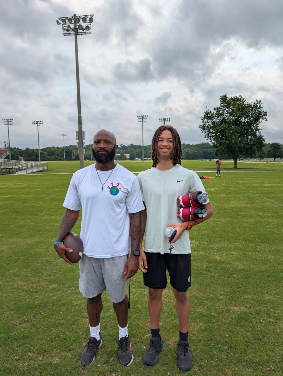 JelusBell2030's tweet photo. Grateful for @Jt7sports (IG: @jt7sportsworld) and everything he’s done to help me grow as a player over the years. One of the best out of the 804 and someone I’ve been blessed to learn from. Appreciate all the time you’ve poured into me.

The journey is just getting started. 🏈🙏🏽 https://t.co/Rzit3Cr0CQ