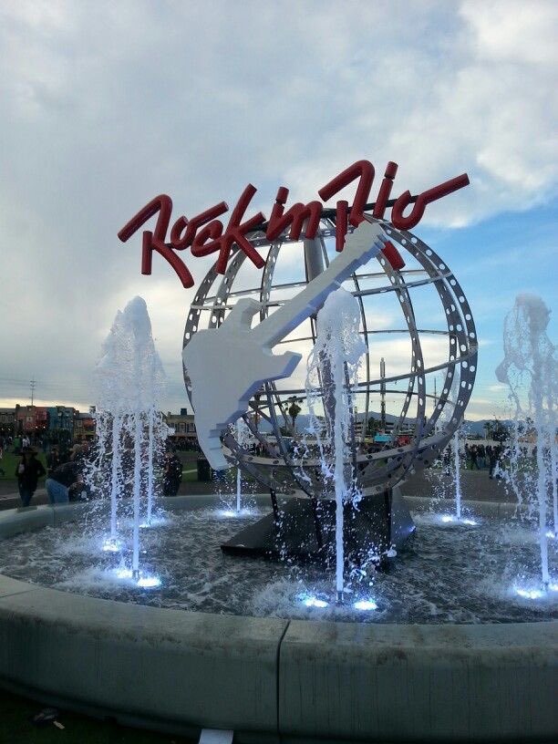 miiziday's tweet photo. Thread com os brindes que eu achei do rock in rio https://t.co/kBHKwys3oB