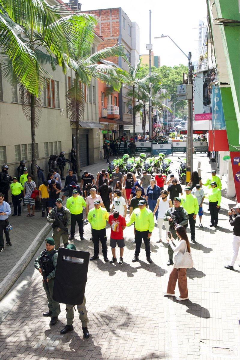 FicoGutierrez's tweet photo. Quiero contarles dos resultados muy contundentes de la ofensiva que estamos dando contra el crimen organizado en Medellín gracias al trabajo articulado con Fiscalía y Policía. 

Primero, un golpe contundente contra Los Conejos: 23 capturados, 4 notificados en centro carcelario y un aprehendido. Una estructura que utilizaba incluso a nuestros niños para sus negocios criminales.

Y segundo, una ofensiva estructural contra el crimen, con tres golpes en un solo día:
‼️Cootranal: 15 capturados por tráfico de estupefacientes, con rentas criminales de cerca de $300 millones mensuales.
‼️El Acopio: 5 capturados por hurto a residencias.
‼️Caicedo: 6 judicializados por su presunta participación en un homicidio y actividades de narcotráfico.

En total, más de 50 personas vinculadas a procesos judiciales producto de estas operaciones.

A los bandidos hay que perseguirlos, capturarlos, quitarles las rentas criminales y llevarlos ante la justicia.