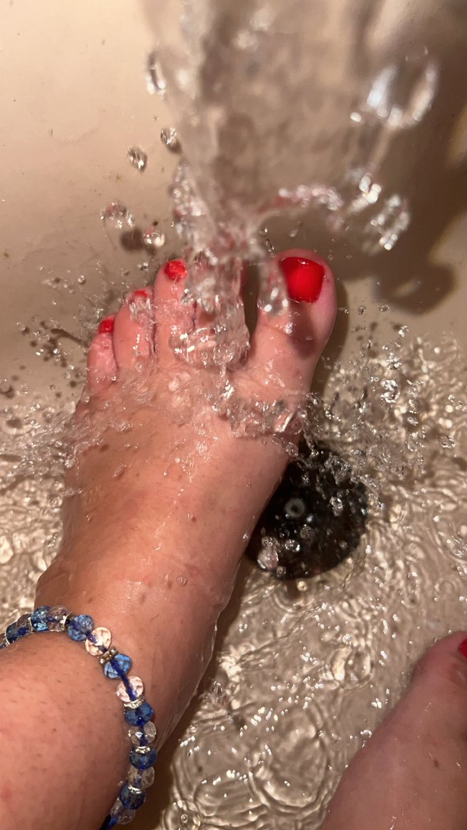 chubtoes23's tweet photo. I’m new here! Selling feet pics! I can do custom pics/videos😚 https://t.co/TIc96EWA5d