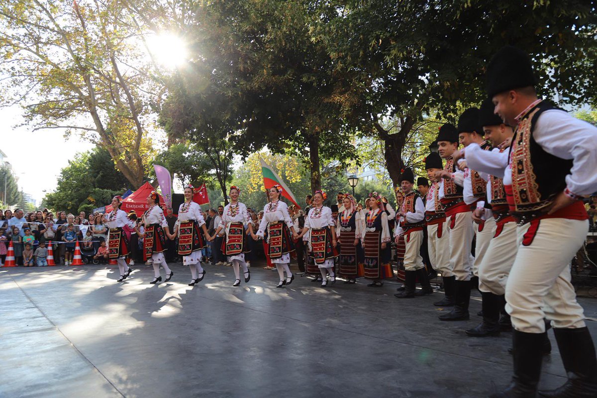 ayseunluce's tweet photo. Porsuk bugün dostluğun ve kardeşliğin sesiyle aktı! 💙

Festivalimizin ikinci gününde Adalar’da, dünyanın dört bir yanından gelen ekiplerin kendi ülkelerine özgü kültürlerini, geleneksel kıyafetlerini, müziklerini ve danslarını yansıttıkları renkli halk oyunları gösterilerini büyük bir keyifle izledik.

Farklı dillerin, ezgilerin ve kültürlerin aynı sahnede buluştuğu bu özel gösterilerle Adalar, kültürler arası dostluğun ve kardeşliğin en güzel renklerine ev sahipliği yaptı.

@eskisehirbb 
@porsukfest