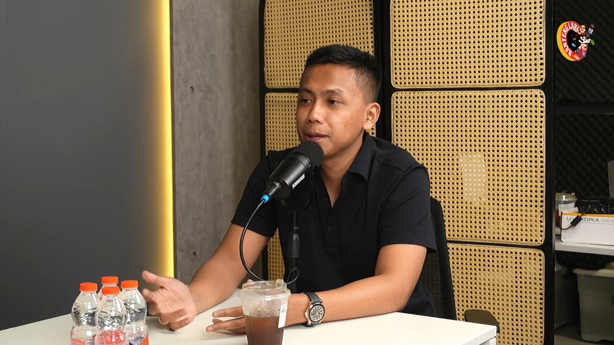 Xxanderde's tweet photo. Di video BLP nya Andreas Tobing kali ini guest nya bro Kalimasada , membahas pengalaman dia di market crypto, mulai dari menghasilkan profit besar, melakukan kesalahan, sampai bagaimana dia mengevaluasi cara tradingnya.

Beberapa poin yang menurut gw paling menarik:

1. Dua distraksi terbesar di crypto: leverage & meme coin.

Menurut Bro KK, banyak orang gagal bertahan di beberapa siklus bukan karena mereka nggak bisa menghasilkan uang.

Justru karena mereka terlalu fokus mengejar return yang cepat.

Leverage bikin kita bisa menghasilkan lebih cepat.

Tapi di saat yang sama, bisa menghancurkan portfolio jauh lebih cepat juga.

Meme coin juga sama.

Bisa menghasilkan multiplier yang luar biasa besar dalam waktu singkat.

Tapi masalahnya muncul ketika kita mulai menganggap keberuntungan sebagai skill.

2. Profit besar belum tentu berarti kita jago.

Ada cerita tentang seseorang yang modalnya cuma sekitar 300 ribu, kemudian sempat berkembang menjadi sekitar 60 ribu dolar dari trading meme coin.

Life changing.

Tapi beberapa bulan kemudian?

Uangnya habis dan bahkan sampai terlilit pinjaman online.

Di sini gw rasa ada pelajaran penting:

Menghasilkan uang dan mempertahankan uang adalah dua skill yang berbeda.

3. Setelah profit besar, jangan lupa secure the win.

Bro KK cerita bagaimana di siklus 2021 dia juga pernah mulai dari modal kecil sampai menjadi miliaran lewat beberapa altcoin.

Tapi kemudian dia mulai berpikir:

"Emang gua bisa terus menang seperti ini?"

Sampai akhirnya dia mulai merealisasikan sebagian hasilnya ke sesuatu yang nyata seperti rumah dan mobil.

Karena pada akhirnya kita hidup di physical world, bukan cuma di portfolio.

Menurut gw ini penting banget.

Karena kadang kita terlalu sibuk mengejar angka di layar sampai lupa bahwa tujuan menghasilkan uang adalah membuat kehidupan kita lebih baik.

4. Evaluasi cara trading kita sendiri.

Ini salah satu bagian yang paling gw suka.

Bro KK cerita dia pernah mencoba leverage dan akhirnya menyadari bahwa dirinya ternyata nggak cocok dengan gaya tersebut.

Kemudian dia evaluasi.

Ternyata dia lebih nyaman trading spot tanpa leverage.

Dia juga mulai melihat:

Wallet mana yang sudah pernah dia blow?

Strategi mana yang sebenarnya menghasilkan?

Di market seperti apa dia punya probabilitas lebih tinggi?

Bahkan sampai mempertanyakan apakah lebih baik bermain di aset dengan market cap lebih besar daripada mengejar coin yang terlalu kecil.

Ini menurut gw mindset yang sehat.

Bukan mencari strategi yang terlihat paling keren.

Tapi mencari strategi yang paling cocok dengan diri sendiri.

5. Jangan sampai Bitcoin naik 4x, tapi portfolio kita malah minus.

Kalimat ini sederhana tapi nusuk.

Kalau market naik, tapi portfolio kita justru terus hancur karena terlalu banyak trading, leverage, atau salah pilih aset...

Mungkin masalahnya bukan market.

Mungkin cara kita bermain yang perlu dievaluasi.

Dan mungkin pelajaran terbesar dari episode ini:

Jangan mengejar profit hanya karena kalian pernah berhasil mendapatkannya.

Karena sekali kita pernah menghasilkan 10x, kita akan mulai merasa 10x adalah sesuatu yang normal.

Padahal bisa jadi itu cuma kombinasi dari timing, market, dan keberuntungan.

Kalau kita nggak sadar, kita bisa mengembalikan semua profit itu ke market.

Bahkan lebih buruk.

Makanya menurut gw dalam crypto, skill yang paling underrated bukan cuma how to make money.

Tapi:

How to survive.

Karena kalau kita masih ada di market beberapa tahun lagi, kesempatan untuk menghasilkan uang akan selalu datang lagi.

Tapi kalau portfolio sudah habis?

Game over.