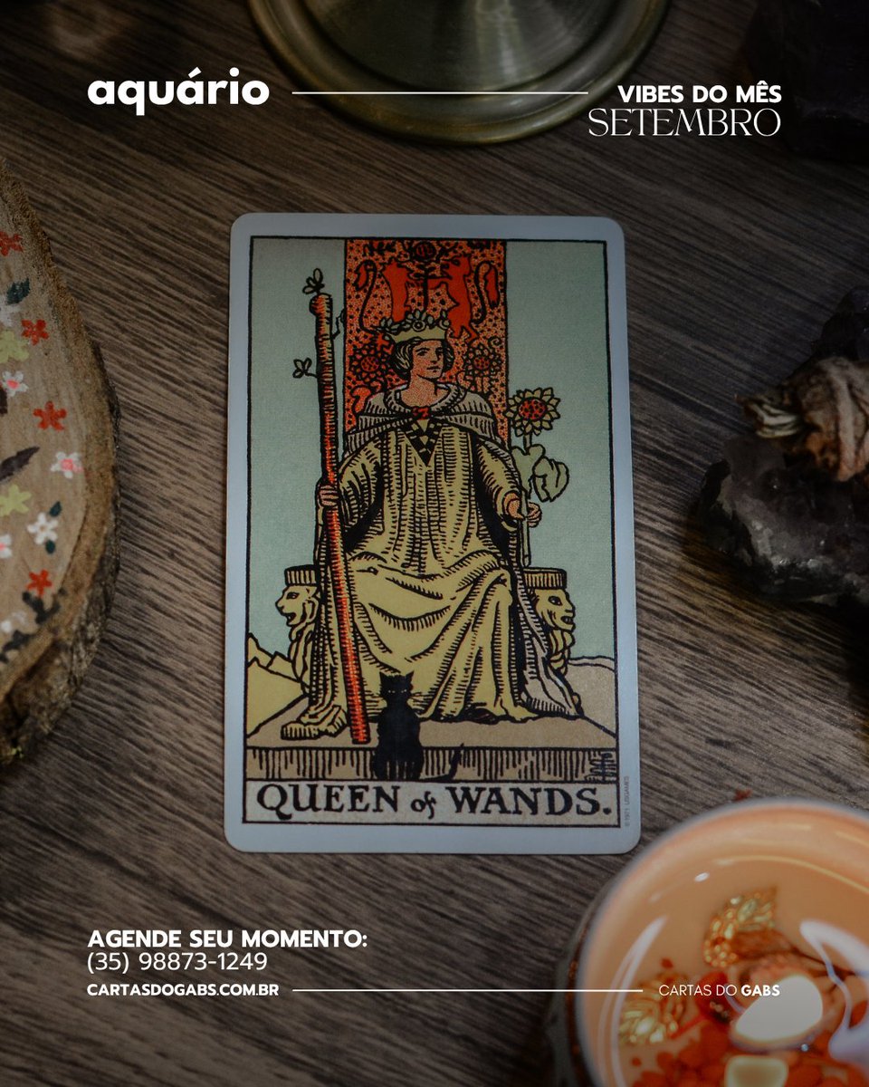 cartasdogabs's tweet photo. ♒️ Setembro p/ AQUÁRIO

Aquário, tem uma versão sua muito mais ousada querendo aparecer em setembro e ela definitivamente não está interessada em pedir licença. Essa cartaa acende seu magnetismo, sua criatividade e sua capacidade de chamar atenção sem precisar correr atrás dela. É um mês para se mostrar, assumir seu lugar, socializar mais e confiar naquilo que você sabe fazer. Quanto mais você se esconder esperando estar completamente pronto, mais vai perceber que talvez a preparação já tenha passado do ponto. No amor, seu poder de atração aumenta e podem surgir olhares, aproximações e pessoas interessadas na sua presença, mas a carta também pede que você escolha quem acompanha sua intensidade sem tentar apagá-la. Profissionalmente, é uma energia excelente para protagonismo, criatividade e liderança. Só não confunda independência com isolamento: você pode ser autossuficiente e ainda assim permitir que alguém caminhe junto. Setembro não veio para você ficar no canto observando quem está brilhando; veio para lembrar que você também sabe incendiar uma sala quando decide entrar nela.

— Veja meu catálogo no tweet fixado, agende sua consulta no link na bio e me siga para novos conteúdos.