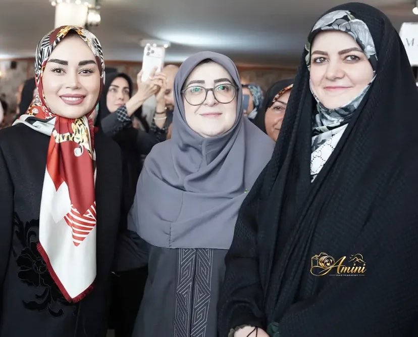 LillyFoz's tweet photo. 🚨سرنوشت بچه‌های مردم vs. تور گردشگری خانواده رئیس‌جمهور و هیئت دولت: 

یک طرف، سه خلبان که جانشان را پای امنیت و دفاع از این کشور گذاشتند؛
طرف دیگر، خانواده‌ جمهور و هیات دولت که در همین روزها مشغول تور و گردشگری اند.

این همان فاصله‌ای است که مردم می‌بینند و هیچ توجیهی پاکش نمی‌کند اما بدانید که نه می‌بخشیم، نه فراموش می‌کنیم.
انقلاب ۵۷ را از چنگال رانت‌خواران و اشرافیت بیرون می‌کشیم و به مردم مستضعف  بازمی‌گردانیم.
#مصونیت_دارها 
#خون_شهدا_فراموش_نمیشود