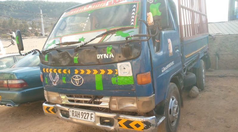 INGENZINEWSP's tweet photo. Urwikekwe rwongeye kuvuza ubuhuha mu mudugudu w’Intiganda , Akagali ka Tetero, Umurenge wa Muhima wo mu Mujyi wa Kigali kubera imodoka yagonze igikuta cy’isoko.➡️https://t.co/KS1oEzg6r8
@Rwandapolice
@CityofKigali 
@Nyarugenge https://t.co/R9TVBmHpUU