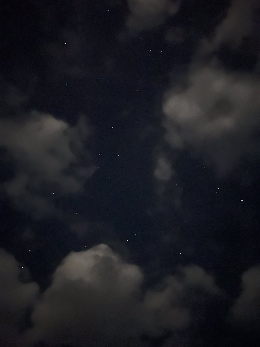 peanudbuttter's tweet photo. Sampe gigil stargazing siapa tau dapet milkyway ternyata mendung. Cuma kayak ketombe gitu foto bintangku🥹 https://t.co/uSCr63QeBO