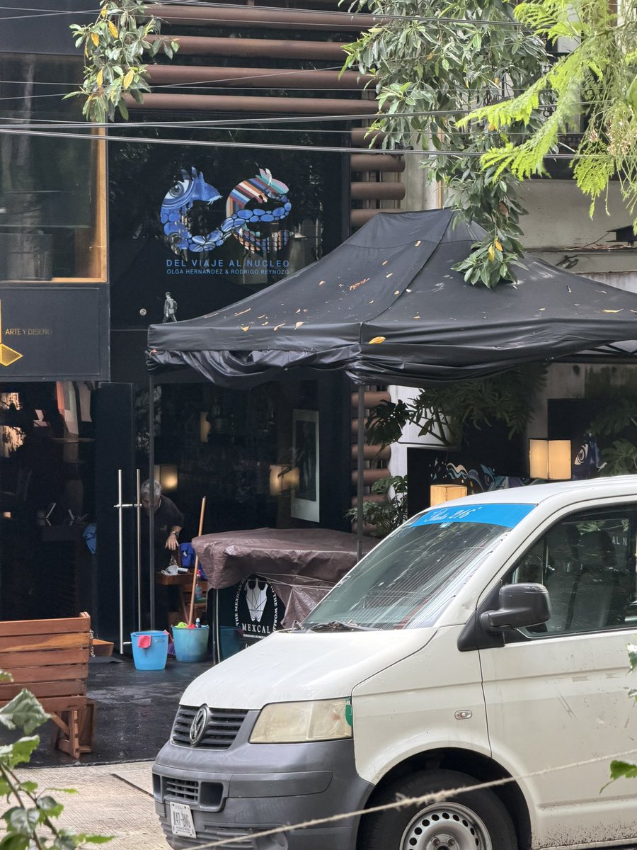 xandrobrun's tweet photo. Para ocultar su operación colocan una camioneta y mamparas cuando pasa la policía. Vecinos incluso hemos recibido amenazas del responsable.

¿Hasta cuándo van a permitir que opere? Exigimos clausura, vigilancia y aplicación de la ley. https://t.co/gaA2Q20LCU