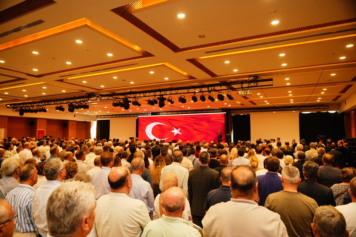 istanbulilmem's tweet photo. 🔷️ 2026-2027 Eğitim Öğretim Yılı Avrupa Yakası Hazırlık ve Değerlendirme Toplantısı; Valimiz Sayın Davut Gül’ün başkanlığında kaymakamlar, İl Millî Eğitim Müdürümüz Murat Mücahit Yentür, ilgili kurum temsilcileri ve eğitim yöneticilerimizin katılımıyla 15 Temmuz Şehitleri Anadolu İmam Hatip Lisesinde gerçekleştirildi.

​Toplantıda; Arnavutköy, Avcılar, Başakşehir, Bayrampaşa, Beşiktaş, Beylikdüzü, Esenler, Eyüpsultan, Fatih, Güngören, Kağıthane, Sarıyer ve Sultangazi ilçelerimizde yeni eğitim öğretim dönemine ilişkin hazırlıklar, alınacak tedbirler ve eğitim ortamlarının öğrencilerimiz için daha güvenli ve nitelikli hâle getirilmesine yönelik çalışmalar ele alındı.

​���� Bahçelievler

@tcmeb @Yusuf__Tekin @TC_istanbul @gul_davut @MucahitYentur