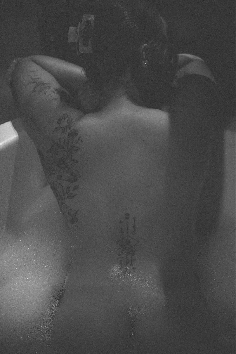 TabooCoupleZA's tweet photo. Timeless boudoir in black &amp; white from a town that seems to be frozen in time itself. 

A bit more of our boudoir photography from that beautiful guesthouse in Nieu-Bethesda. 

#boudoirphotography #boudoir #timeless #nude #bathtub https://t.co/thefVlRhy1