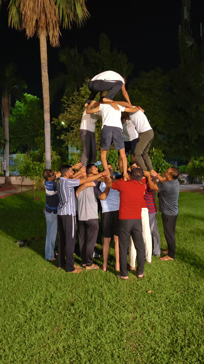 pksingh_iffco's tweet photo. Wonderful to witness the excitement, dedication and spirited practice of IFFCO Kalol employees for the first-ever Dahi Handi competition at Kasturinagar on the auspicious occasion of Shri Krishna Janmashtami!

May every participant prioritise safety during practice and competition so that everyone celebrates with joy and without injury. Let us enjoy the festival to the fullest!

राधे राधे! 🙏🦚
#Janmashtami #DahiHandi #IFFCOKalol #SafetyFirst
