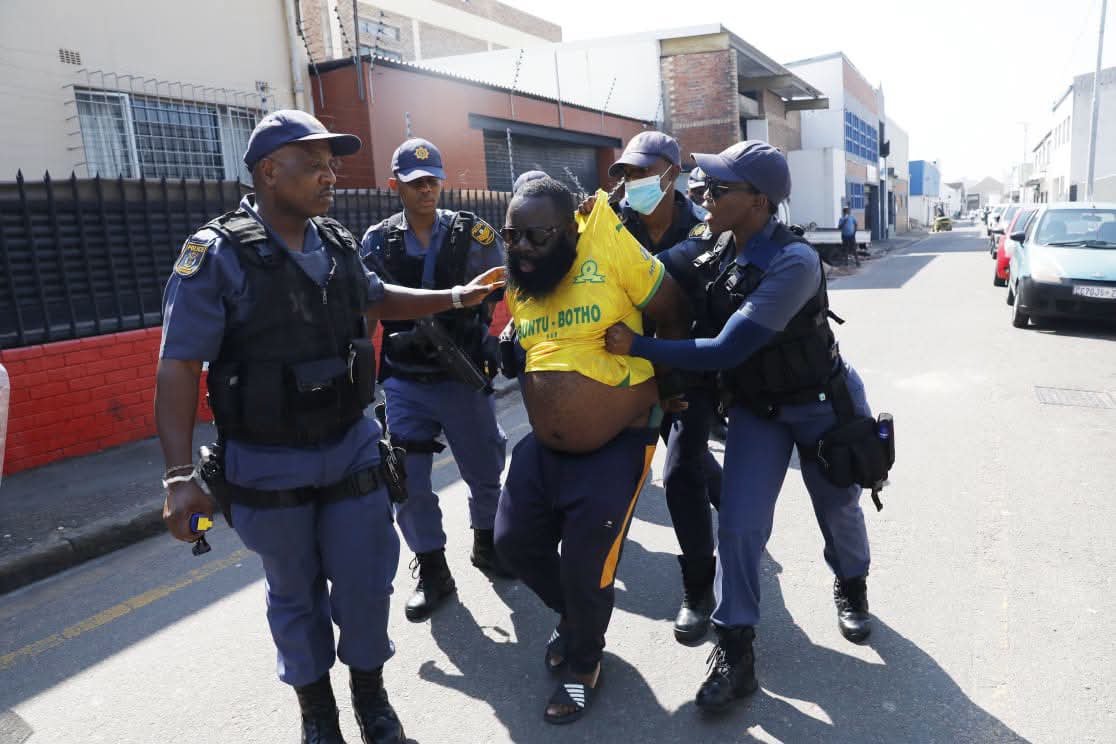 Kaygeekidd100's tweet photo. The BOAT Rick Ross arrested in the streets of Durban 🤣 https://t.co/G2HEJk0QnT