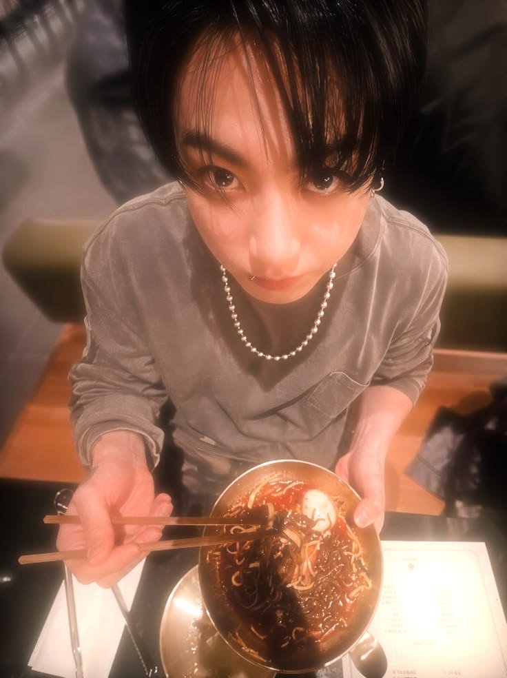 mnijungkook_bts's tweet photo. 이 맛있는 음식을 먹고 싶다면 어서 입을 벌리고 "아아~"라고 외쳐봐! https://t.co/DEbclekHiQ