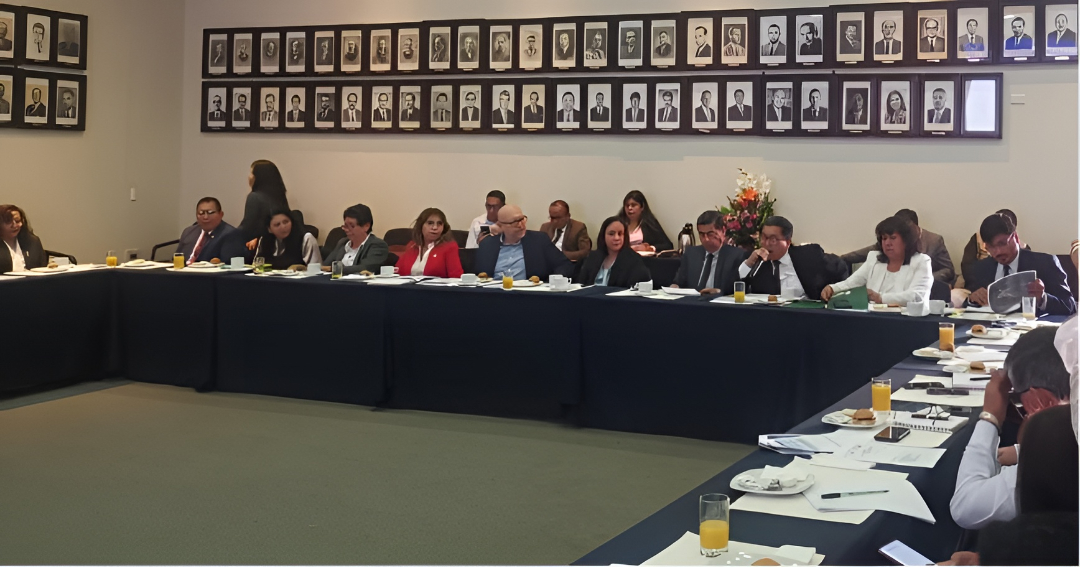ProDialogoPeru's tweet photo. El 27 de agosto, el Grupo Impulsor de Arequipa (GIA) se reunió en la Cámara de Comercio e Industria de Arequipa (CCIA) con los congresistas por Arequipa para abordar prioridades regionales. 

Lee la nota web completa aquí: https://t.co/jht06QIsDD https://t.co/JrpMQZiXj9