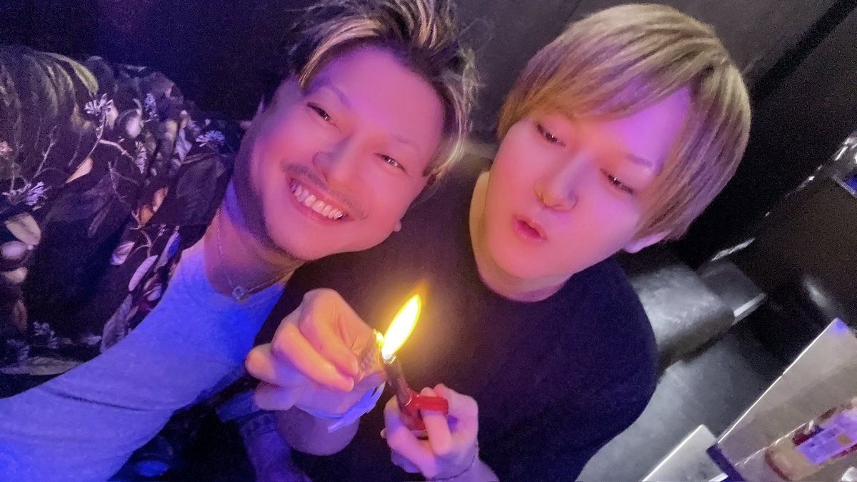 TT19831018's tweet photo. barおいなり🐷

骨せんべい炙りの達人✨

骨せんべいを炙って食べたい人は、どうぞしゅんぴさんまで✋

本日もbarおいなり🐷営業ですので
ご来店よろしくお願いします🙇🍺🍷🍾
#骨せんべい
#おつまみ
#炙り
#チャッカマン https://t.co/SxK8XczfRI