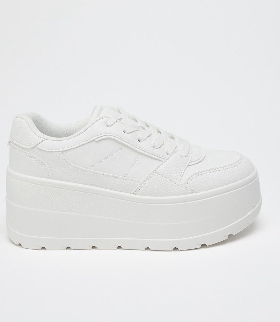 riayuvf's tweet photo. 私が買ってよかった物シリーズ
ZARA スニーカー
かれこれ3足目。基本的にどんな格好にも合う。
グレイルの厚底スニーカーも持ってたけど底が柔らかいから歩きすぎると足が疲れた(あくまで個人の意見です)けどこれは硬いから韓国でたくさん歩いても全く疲れなかった。 https://t.co/Gi2CejW2ed