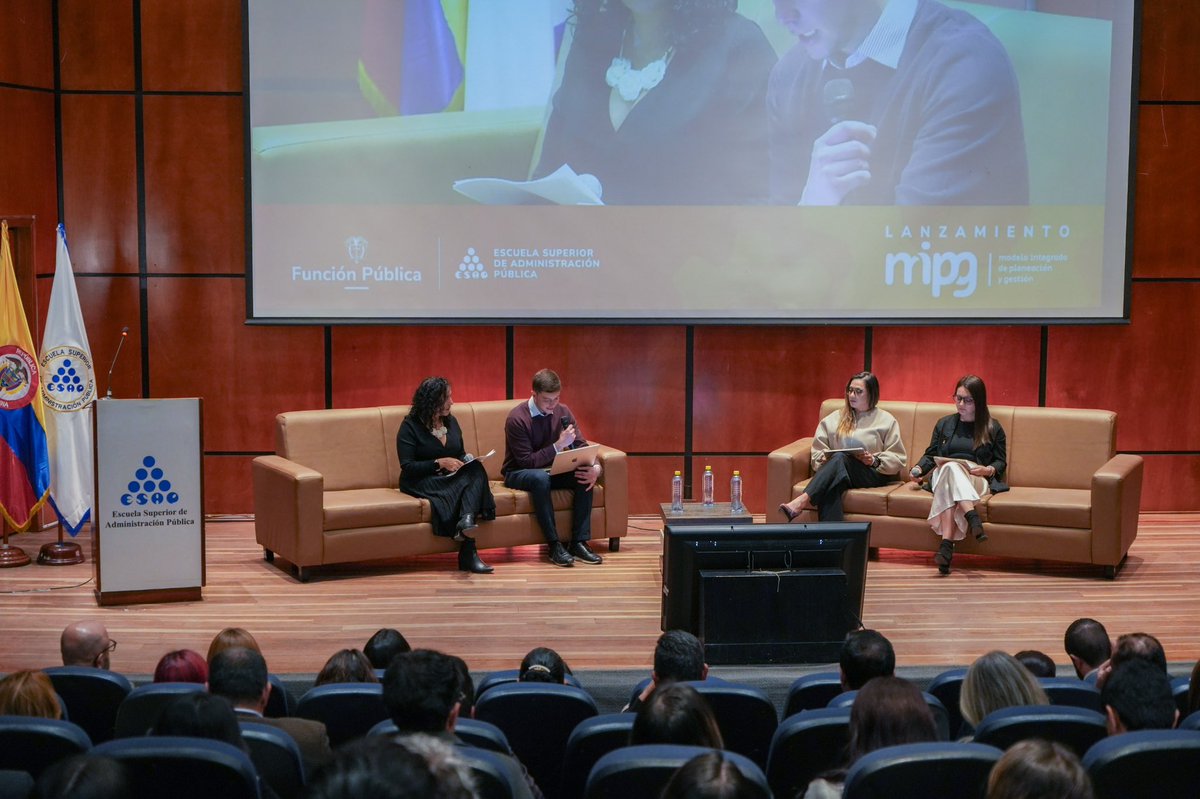 ESAPOficial's tweet photo. "Sumar la gestión ambiental como instrumento de planificación dentro de las entidades públicas", destacó Daissy Carolina Peralta de @MinAmbienteCo 

Esto implica que lo ambiental deja de ser un tema aislado y se convierte en un eje transversal que fortalece toda la operación institucional. Un avance significativo para la gestión pública en el país.