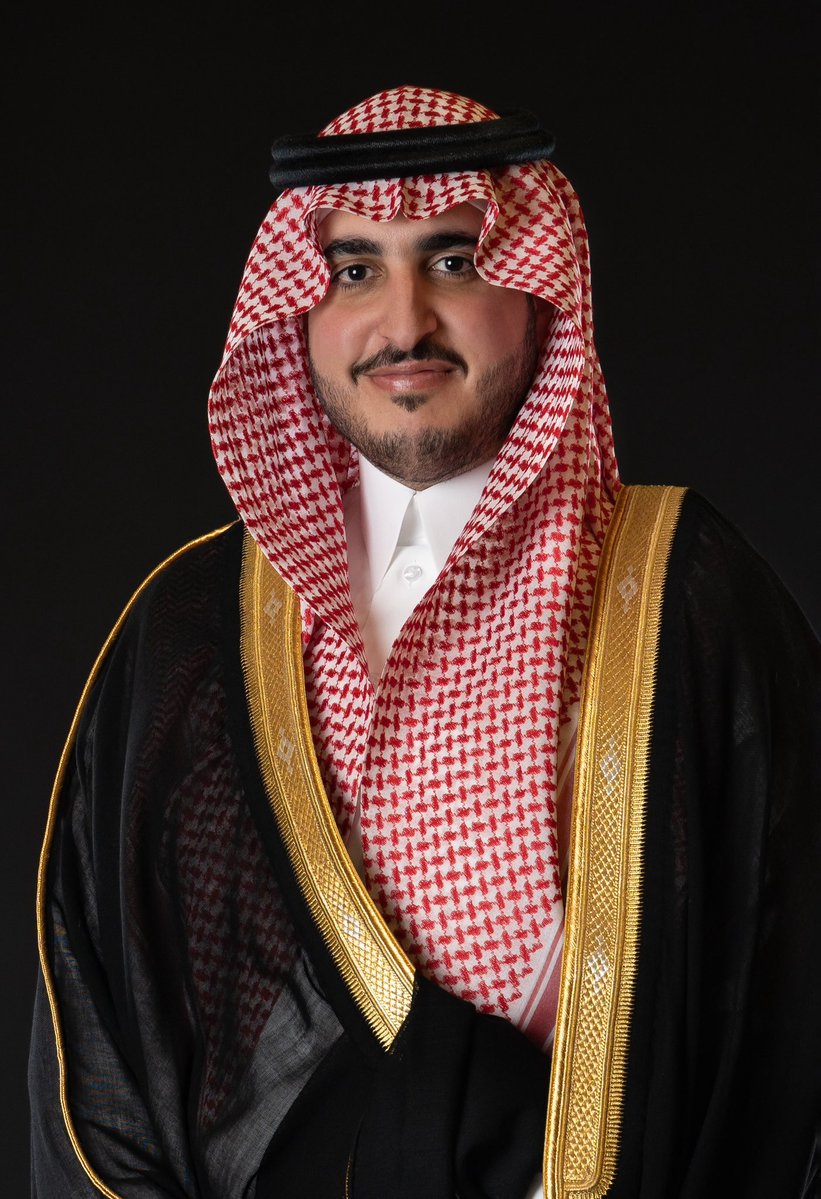AljoufSA's tweet photo. بتوجيه سمو أمير #منطقة_الجوف.. 
محافظ دومة الجندل المكلف يزور معرف جماعة السبيله للاطمئنان على صحته.

بتوجيهٍ من صاحب السمو الملكي الأمير فيصل بن نواف بن عبدالعزيز، أمير منطقة الجوف، زار محافظ دومة الجندل المكلف بدر بن عيد الشمري، معرف جماعة السبيله بمحافظة دومة الجندل عواد بن غازي السبيله، للاطمئنان على صحته إثر عارضٍ صحي ألمّ به.
ونقل الشمري خلال الزيارة تحيات سمو أمير منطقة الجوف وتمنياته له بالشفاء العاجل، سائلًا الله تعالى أن يمنّ عليه بالصحة والعافية.
من جانبه، أعرب السبيله عن شكره وتقديره لسمو أمير المنطقة على حرصه الدائم على متابعة أحوال المواطنين، مؤكدًا أن هذه اللفتة تجسّد ما يوليه سموه من عناية واهتمام بأبناء المنطقة.