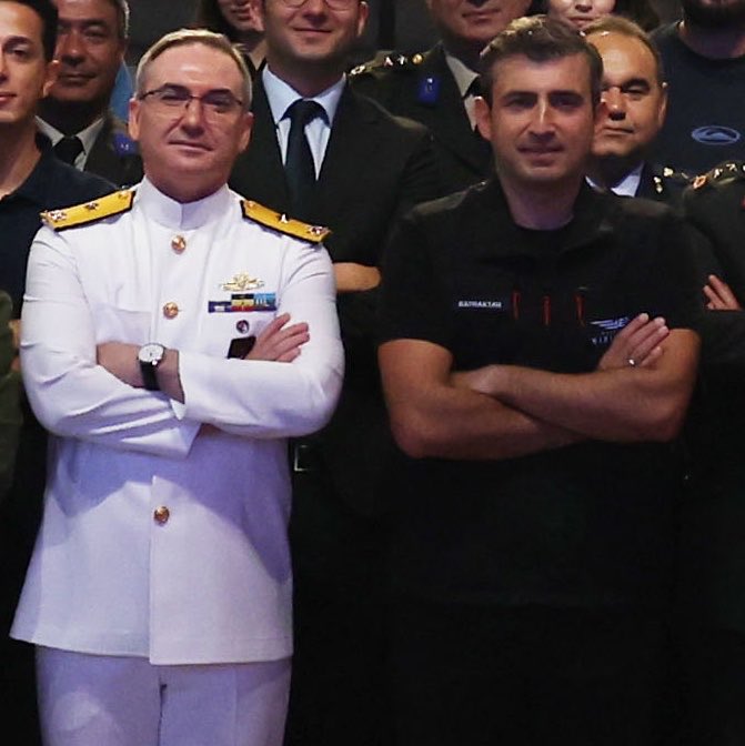 SavunmaSanayiST's tweet photo. 🔴Milli Savunma Bakanlığı Sözcüsü Tuğamiral Zeki Aktürk:

“BAYKAR; Türk Silahlı Kuvvetlerimizin keşif, gözetleme, istihbarat ve taarruz kabiliyetlerinin geliştirilmesine önemli katkılar sağlamakta, gerçekleştirdiği ihracatla da ülkemizin savunma sanayi alanındaki küresel etkinliğini artırmaktadır.

Bu kapsamda BAYKAR tarafından;

- Tam otonom uçuş ve hassas taarruz kabiliyetiyle muharebe sahasında etkinliği kanıtlananve 1 milyon 250 bin uçuş saatini geride bırakan Bayraktar TB2,

- Hava-hava görevlerinin yanı sıra denizaltı savunma ve su üstü harbi gibi operasyonları başarıyla yürüten Akıncı,

- Kısa pistli gemilerden tam otonom iniş ve kalkış kabiliyetine sahip Bayraktar TB3,

- Dünyada görüş ötesi hava-hava füzesi kullanan ilk insansız savaş uçağı Kızılelma,

- Tam otonom dikey iniş ve kalkış kabiliyetine sahip Bayraktar KALKAN DİHA,

- Yapay zekâ destekli hassas vuruş kabiliyetine sahip Kemankeş 1 ve 2 Mini Akıllı Seyir Füzeleri, 

- Sürü otonomisi kabiliyetine sahip K2 Kamikaze İHA,

- Mızrak ve Sivrisinek Akıllı Dolanan Mühimmat ile, 

- Bayraktar Mini İHA ve yeni nesil insansız sistemler başta olmak üzere Türk Silahlı Kuvvetlerimizin günümüz ve geleceğin harekât ortamındaki ihtiyaçlarına yönelik birçok ileri teknoloji ürünü millî ve özgün imkânlarla geliştirilmektedir.

Bu vesileyle BAYKAR’a toplantımıza ev sahipliği yapmasından dolayı teşekkür ediyor, ülkemizin tam bağımsız savunma ve havacılık teknolojileri hedefleri doğrultusunda özveriyle çalışan tüm personeline çalışmalarında başarılar diliyoruz.”