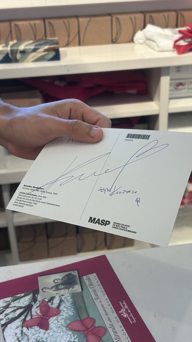 sinbcomunista's tweet photo. Ela autografou um cartaozinho de visita (que ela escolheu) do atendente da loja!! Ele pediu uma foto mas o segurança não permitiu, ele pediu um autógrafo e o segurança nao queria deixar tmb, mas ela insistiu em dar pelo menos o autografo pra ele https://t.co/QDMDBBgBvd
