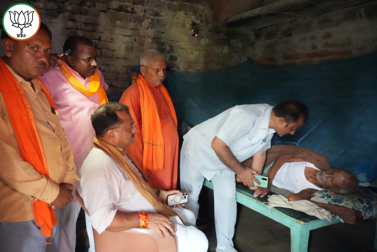 PNPathakBJP's tweet photo. आज अपने विधानसभा क्षेत्र कुशीनगर के परसौना खुर्द निवासी श्री रामवृक्ष राजभर जी के आवास पर पहुंचकर उनके स्वास्थ्य का कुशलक्षेम जाना एवं उनके शीघ्र स्वस्थ होने की कामना की।

ईश्वर से प्रार्थना है कि उन्हें उत्तम स्वास्थ्य एवं दीर्घायु प्रदान करें। https://t.co/LZZsecItjC