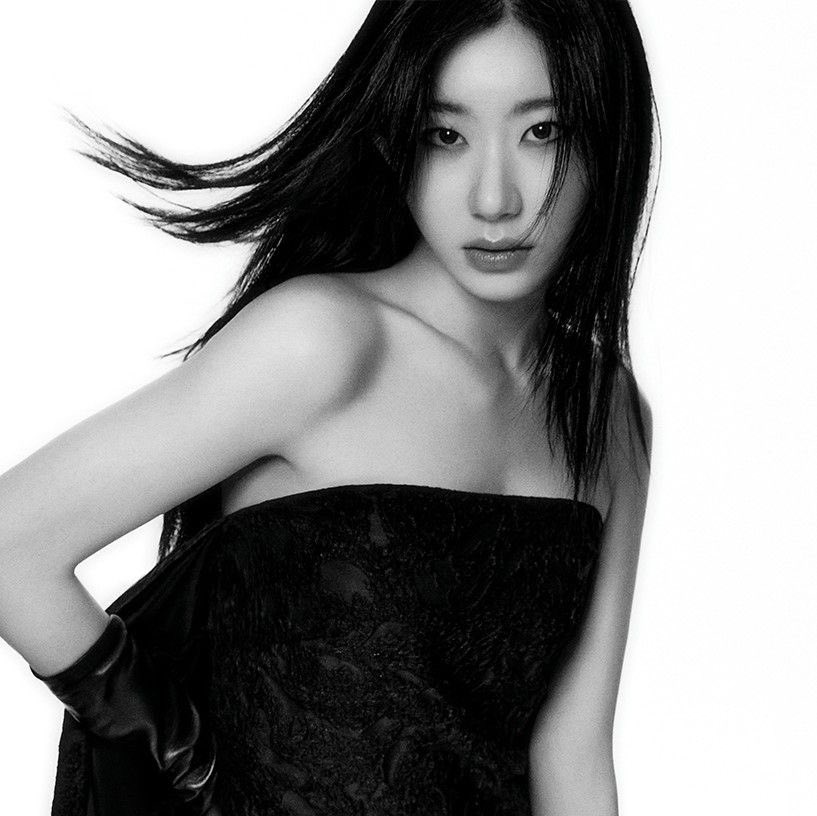 itzypopbase's tweet photo. ITZY’s Chaeryeong is speculated to attend the Courrèges show for Paris Fashion Week on September 29. https://t.co/33mgv5wfE5