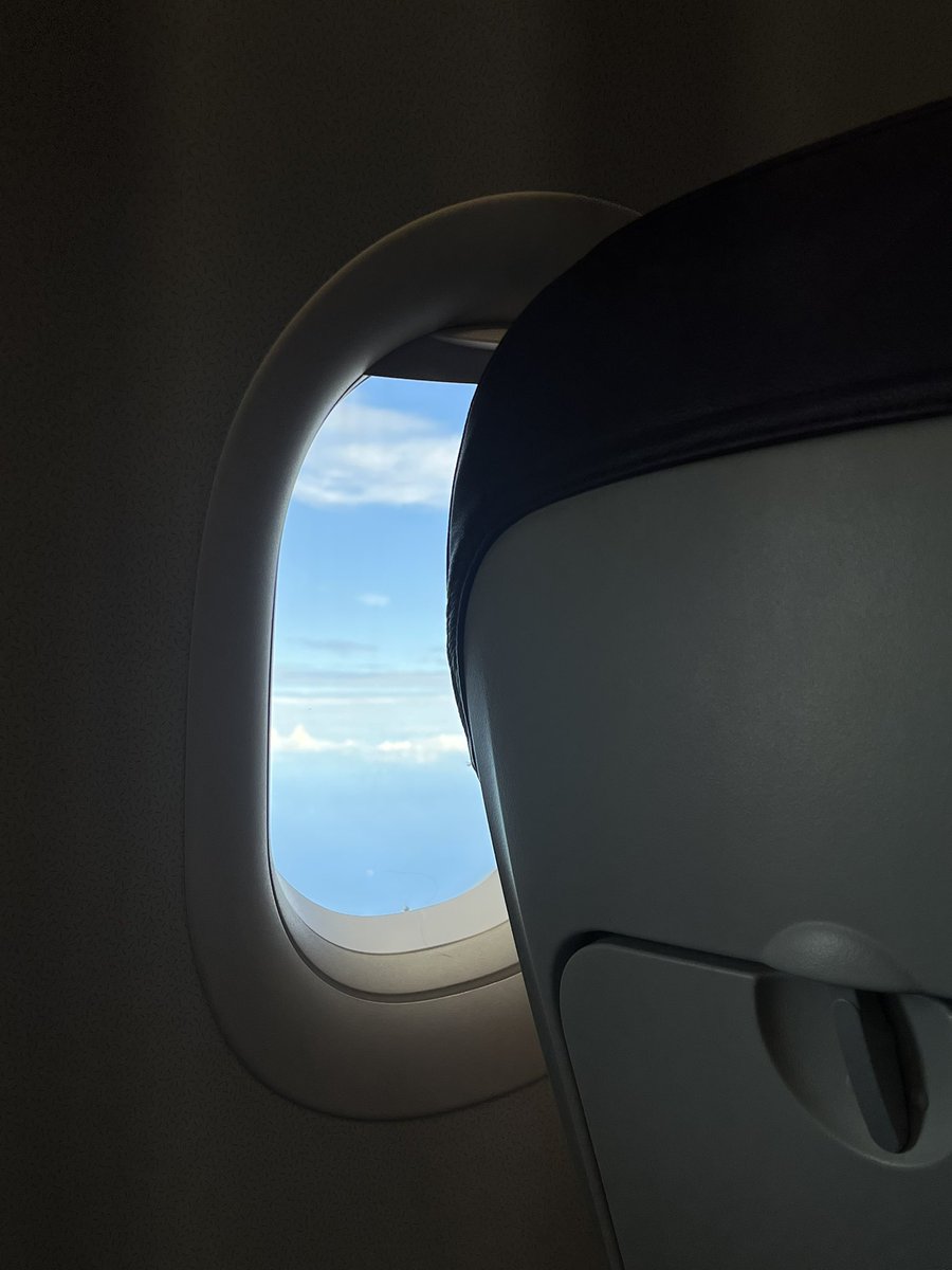 eeefym8's tweet photo. 第一次坐廉航來回 因為沒有飛機餐跟電視所以坐在窗邊的時候可以很認真的觀察雲 越看越覺得神奇 感覺好像真的有住人 好想住天上繼續觀察這些雲 https://t.co/NPWbp0C2k9