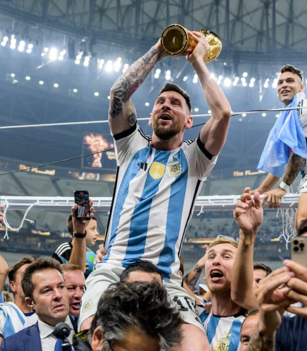 pubity's tweet photo. Argentina is pausing all football matches at the 10th minute this weekend to honor Messi after his retirement from the national team.

There will be a minute-long round of applause before play resumes. https://t.co/XQdUoSTqTR