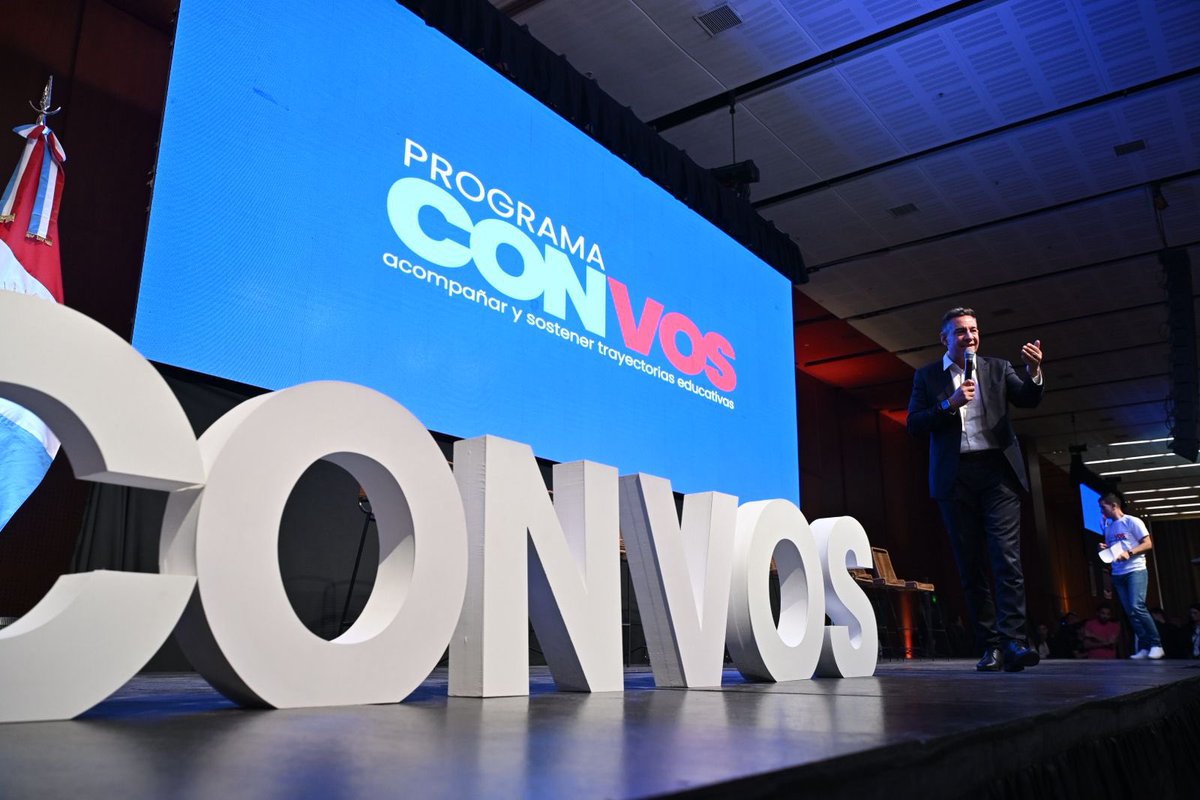 miguelsiciliano's tweet photo. PRESENTAMOS “CON VOS” EL PROGRAMA QUE ACOMPAÑA LAS TRAYECTORIAS EDUCATIVAS DE NUESTROS ESTUDIANTES

Junto al gobernador @MartinLlaryora presentamos el programa #ConVos, una iniciativa para sostener las trayectorias escolares de estudiantes secundarios en sectores vulnerables. Una articulación entre @vinculacioncba, @educacioncba y las instituciones de cada barrio, para trabajar sobre la realidad de nuestros jóvenes en los distintos territorios con distintas herramientas que permitan bajar la deserción y aumentar la terminalidad escolar.

La educación es una de nuestras prioridades y uno de los pilares del desarrollo. Este programa se suma a otras políticas públicas como el Boleto Educativo, la construcción de 16 Universidades Provinciales, las Escuelas PROA, el PaiCor, y tantas más.

Vamos a seguir trabajando e invirtiendo en más oportunidades para los cordobeses. Unidos, para que el progreso no se detenga.

#HacerParaCrecer
