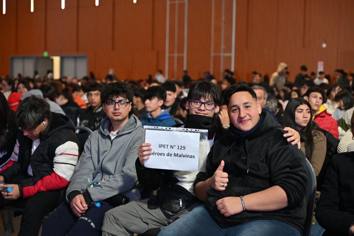 miguelsiciliano's tweet photo. PRESENTAMOS “CON VOS” EL PROGRAMA QUE ACOMPAÑA LAS TRAYECTORIAS EDUCATIVAS DE NUESTROS ESTUDIANTES

Junto al gobernador @MartinLlaryora presentamos el programa #ConVos, una iniciativa para sostener las trayectorias escolares de estudiantes secundarios en sectores vulnerables. Una articulación entre @vinculacioncba, @educacioncba y las instituciones de cada barrio, para trabajar sobre la realidad de nuestros jóvenes en los distintos territorios con distintas herramientas que permitan bajar la deserción y aumentar la terminalidad escolar.

La educación es una de nuestras prioridades y uno de los pilares del desarrollo. Este programa se suma a otras políticas públicas como el Boleto Educativo, la construcción de 16 Universidades Provinciales, las Escuelas PROA, el PaiCor, y tantas más.

Vamos a seguir trabajando e invirtiendo en más oportunidades para los cordobeses. Unidos, para que el progreso no se detenga.

#HacerParaCrecer