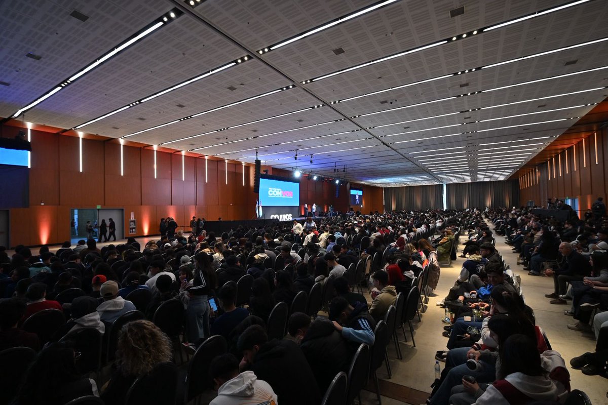 miguelsiciliano's tweet photo. PRESENTAMOS “CON VOS” EL PROGRAMA QUE ACOMPAÑA LAS TRAYECTORIAS EDUCATIVAS DE NUESTROS ESTUDIANTES

Junto al gobernador @MartinLlaryora presentamos el programa #ConVos, una iniciativa para sostener las trayectorias escolares de estudiantes secundarios en sectores vulnerables. Una articulación entre @vinculacioncba, @educacioncba y las instituciones de cada barrio, para trabajar sobre la realidad de nuestros jóvenes en los distintos territorios con distintas herramientas que permitan bajar la deserción y aumentar la terminalidad escolar.

La educación es una de nuestras prioridades y uno de los pilares del desarrollo. Este programa se suma a otras políticas públicas como el Boleto Educativo, la construcción de 16 Universidades Provinciales, las Escuelas PROA, el PaiCor, y tantas más.

Vamos a seguir trabajando e invirtiendo en más oportunidades para los cordobeses. Unidos, para que el progreso no se detenga.

#HacerParaCrecer