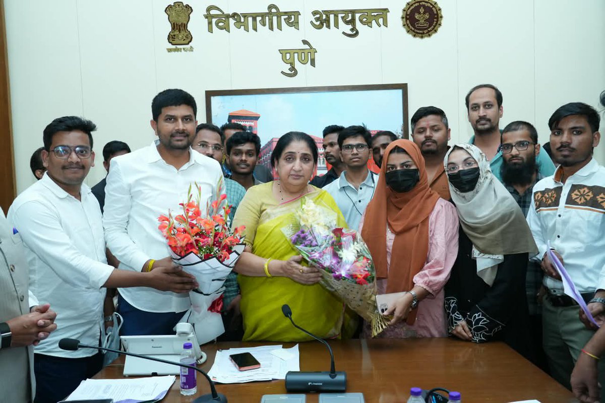 mahancpspeaks's tweet photo. अल्पसंख्याक समाजातील तरुणांच्या शिक्षणाला आणि रोजगाराला नवी दिशा!

राष्ट्रवादी काँग्रेस पार्टी राष्ट्रीय अध्यक्षा, उपमुख्यमंत्री तथा अल्पसंख्याक विकास आणि औकाफ मंत्री मा. ना. श्रीमती सुनेत्रावहिनी अजितदादा पवार यांच्या नेतृत्वाखाली महाराष्ट्र राज्य वक्फ मंडळात पात्र वारसांना अनुकंपा तत्त्वावर नोकरी देण्याचा महत्त्वाचा निर्णय घेण्यात आला आहे. तसेच वंदनीय लोकनेते अजितदादा पवार यांच्या पुढाकारातून सुरू झालेल्या अल्पसंख्याक संशोधन व प्रशिक्षण संस्थेच्या समितीची स्थापना करण्यात आली असून, त्याबाबतचा शासन निर्णयही जारी करण्यात आला आहे.

या निर्णयांमुळे अल्पसंख्याक समाजातील तरुणांना उच्च शिक्षण आणि रोजगाराच्या नव्या संधी मिळणार आहेत.

या निर्णयांबद्दल आनंद व्यक्त करण्यासाठी अल्पसंख्याक समाजातील विद्यार्थी-विद्यार्थिनींनी आज पुणे येथे राष्ट्रवादी विद्यार्थी काँग्रेस राष्ट्रीय अध्यक्ष श्री. आकाश झांबरे आणि इतर पदाधिकारी यांच्या समवेत मा. सुनेत्रावहिनी यांची भेट घेतली. हा संवाद साधताना त्यांनी विद्यार्थ्यांना शिक्षणाबद्दलच्या अपेक्षा आणि भविष्यातील स्वप्नं जाणून घेतली.

📍 पुणे

@SunetraA_Pawar 
@AkashZambareP