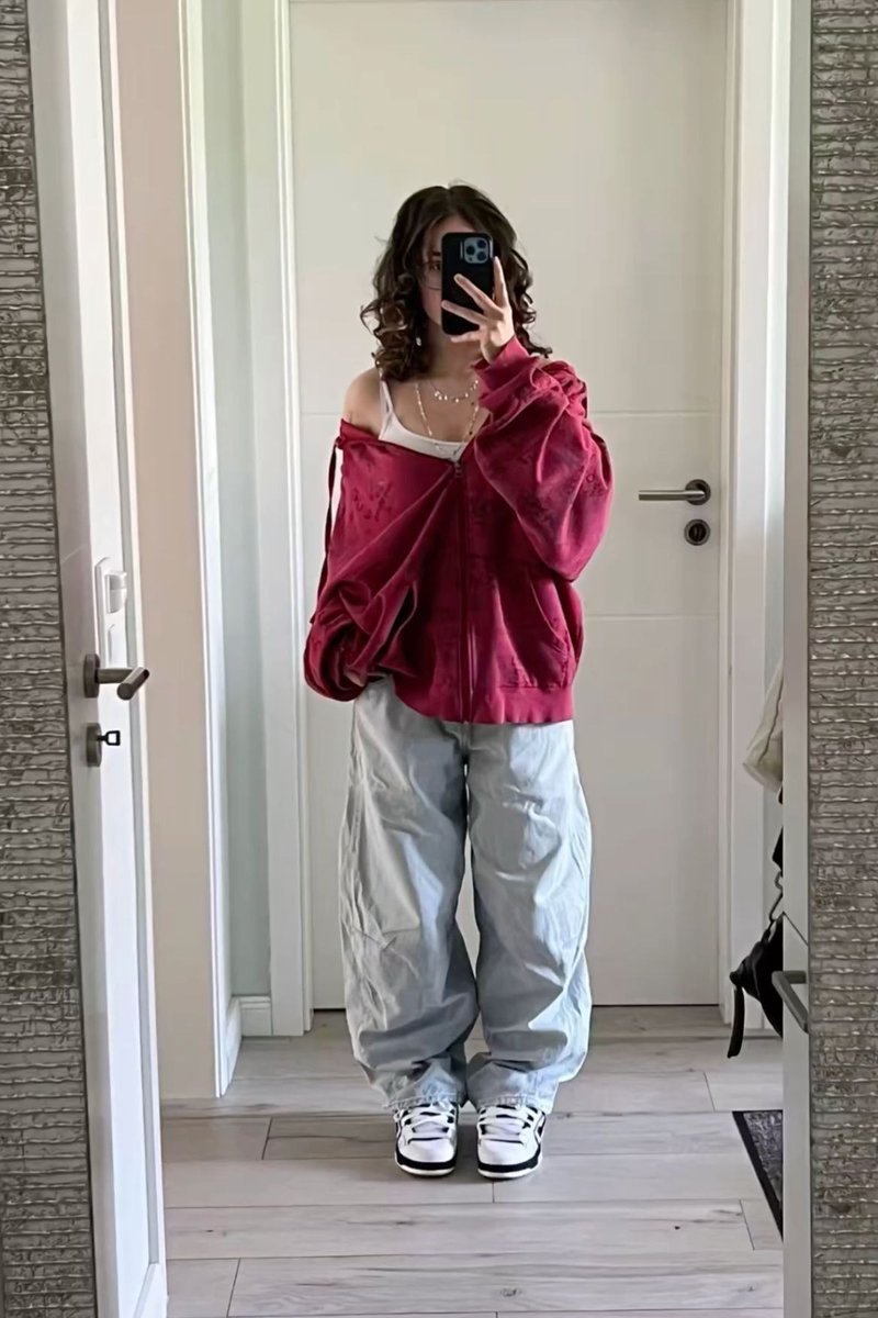 lisaclay115018's tweet photo. For context, 2 years ago, when I was freshly 18, I was abusing LSD and Shrooms on a regular basis, as well as a pretty gnarly cannabis dependency. During that time over the course of dozens upon dozens of trips I've had, It felt like I completely lost my ego. https://t.co/ssAYnj2izD