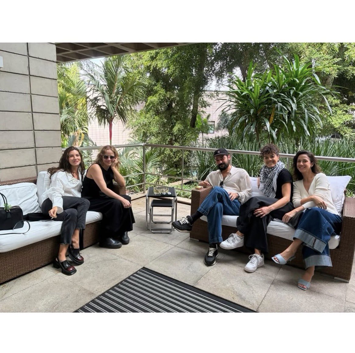 infosalanis's tweet photo. Alanis ao lado de colegas em um registro dos bastidores de “Paraíso Perdido”, compartilhado recentemente. 🤍

📸| @/maevejinkings via Instagram

#AlanisGuillen #Alanis #ParaisoPerdido https://t.co/tMhhTas3rY