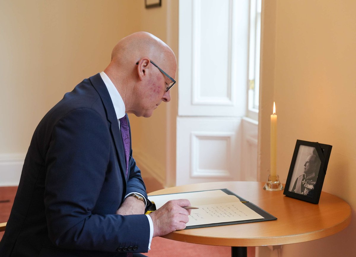 ScotGovFM's tweet photo. First Minister @JohnSwinney signed the book of condolence for His Majesty King Harald V at the Norwegian Consulate General in Edinburgh.

His Majesty will be remembered for serving Norway with dedication, dignity and integrity throughout his long reign. https://t.co/5zHWIphFNh