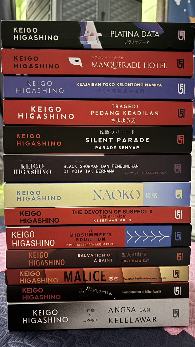 feeravelvet's tweet photo. akhirnya 13/13 buku keigo-sensei versi terjemahan sudah datang semua, senangnya.. mari marathon membaca 🥰 https://t.co/TDzMXHCOCn