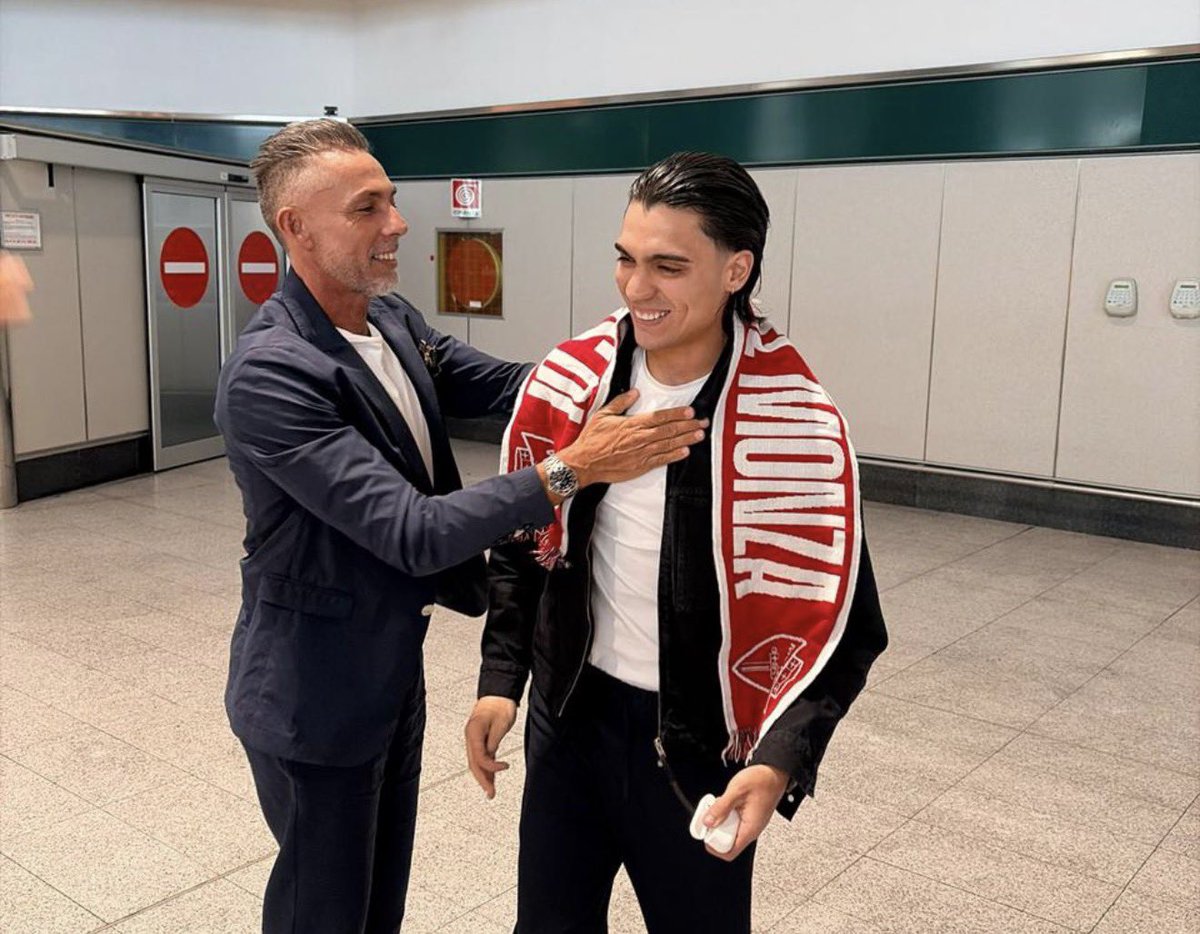 FabrizioRomano's tweet photo. 🔴⚪️ Exequiel Zeballos has landed in Milano to join AC Monza as new signing from Boca Juniors.

El Chango, ready for new chapter. 🇦🇷 https://t.co/8IftYL9qui