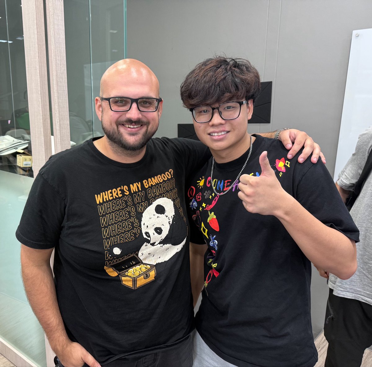 _NySeeee_'s tweet photo. Got to meet @AlanzqTFT at @doranscards and got him to sign my Diana and Mel Alts! 🙌 Such a lovely and friendly guy. Definitely a memorable moment for me! 🔥

@riftboundop https://t.co/K4P5odhxa0