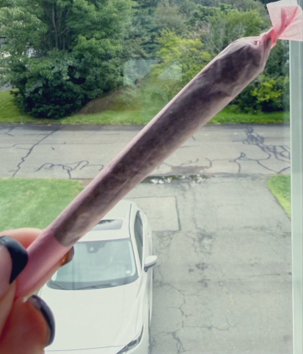 kellser64's tweet photo. Change my mind,
Change my mood,
lighting a cone💨
setting the mood
shuffle on🎶
phone off😇
#HighNoon
12:00 https://t.co/7SvvEvGI2d