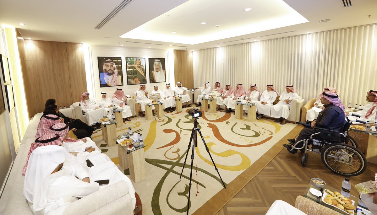 RiyadhChamber's tweet photo. استضافت الجمعية السعودية لكتاب الرأي رئيس مجلس إدارة #غرفة_الرياض م. عبدالله العبيكان، في لقاء حواري تناول دور الغرفة في تمكين قطاع الأعمال إلى جانب استعراض أبرز التحولات في أعمال الغرفة وتوجهاتها المستقبلية لمواكبة المتغيرات الاقتصادية ودعم تنافسية القطاع الخاص. https://t.co/wwOXFvt1EE