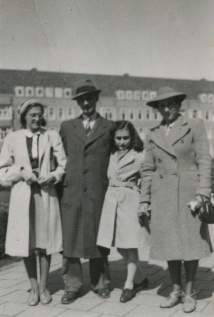 AuschwitzMuseum's tweet photo. 3 September 1944 | The last transport of Jews left #Westerbork camp in the German-occupied #Netherlands to the #Auschwitz camp. 1,019 people were deported, among them Anne Frank, her sister Margot and their parents Otto and Edith.
#AnneFrank https://t.co/gdIbj887Gy